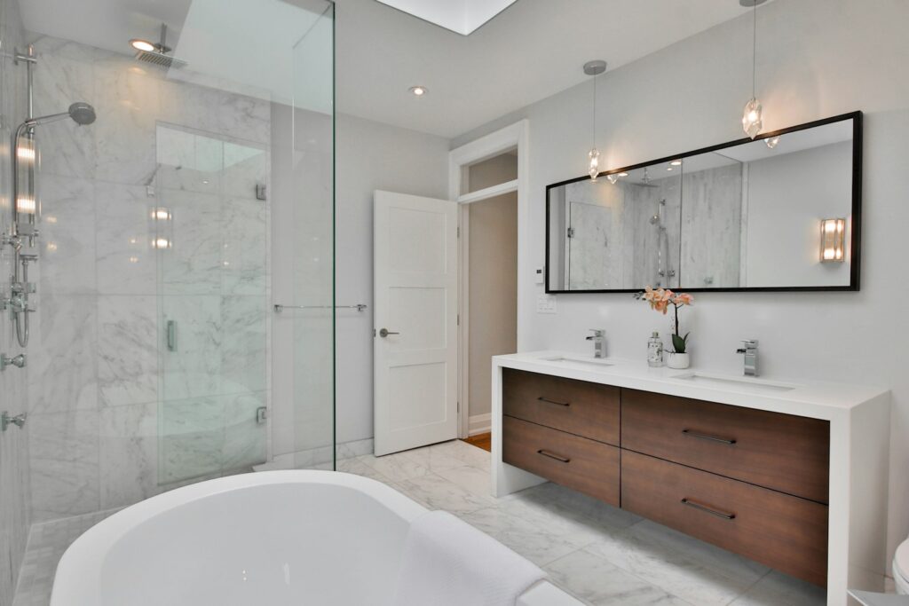 Bad mit großer Wanne und bodengleicher Dusche nach der Badsanierung