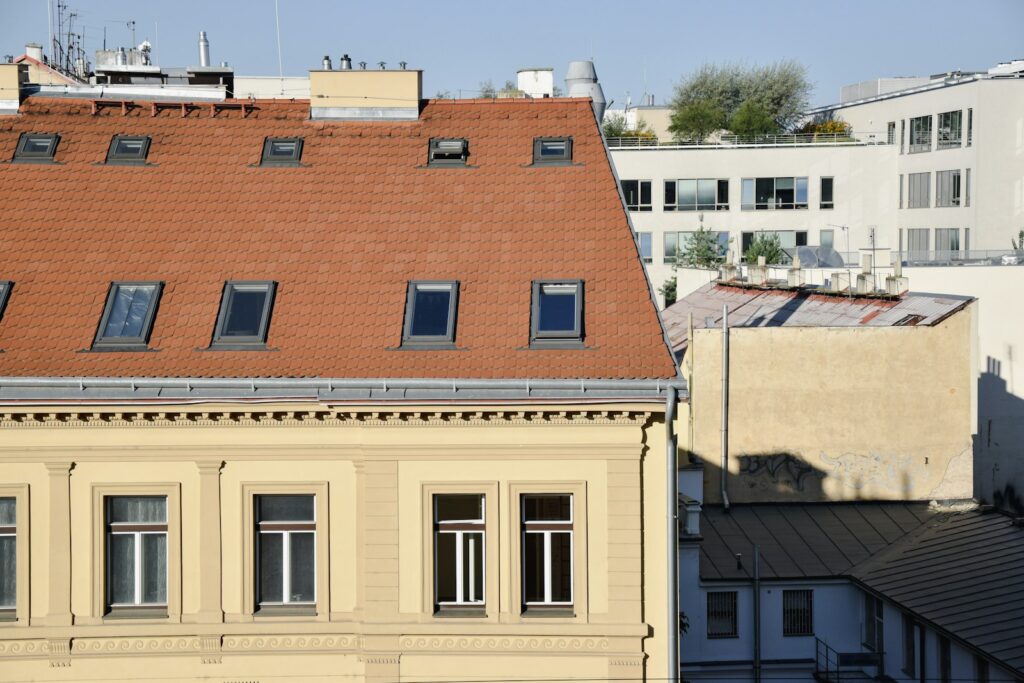 Dächer mit mehreren eingebauten Dachfenstern in einer Stadt