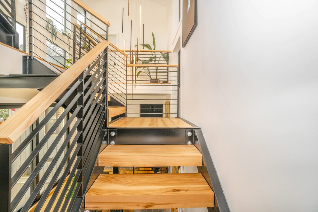 Holztreppe mit Edelstahlgeländer nach dem Treppe renovieren