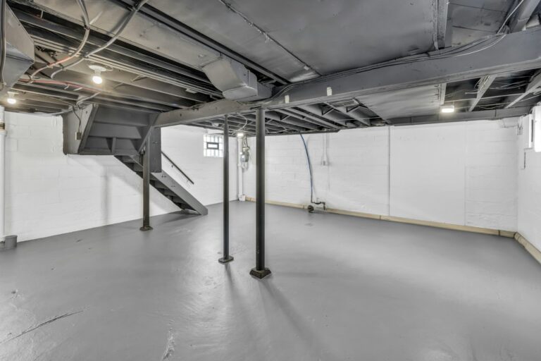 Dämmplatten an der Decke eines Kellers beim Kellerdecke dämmen