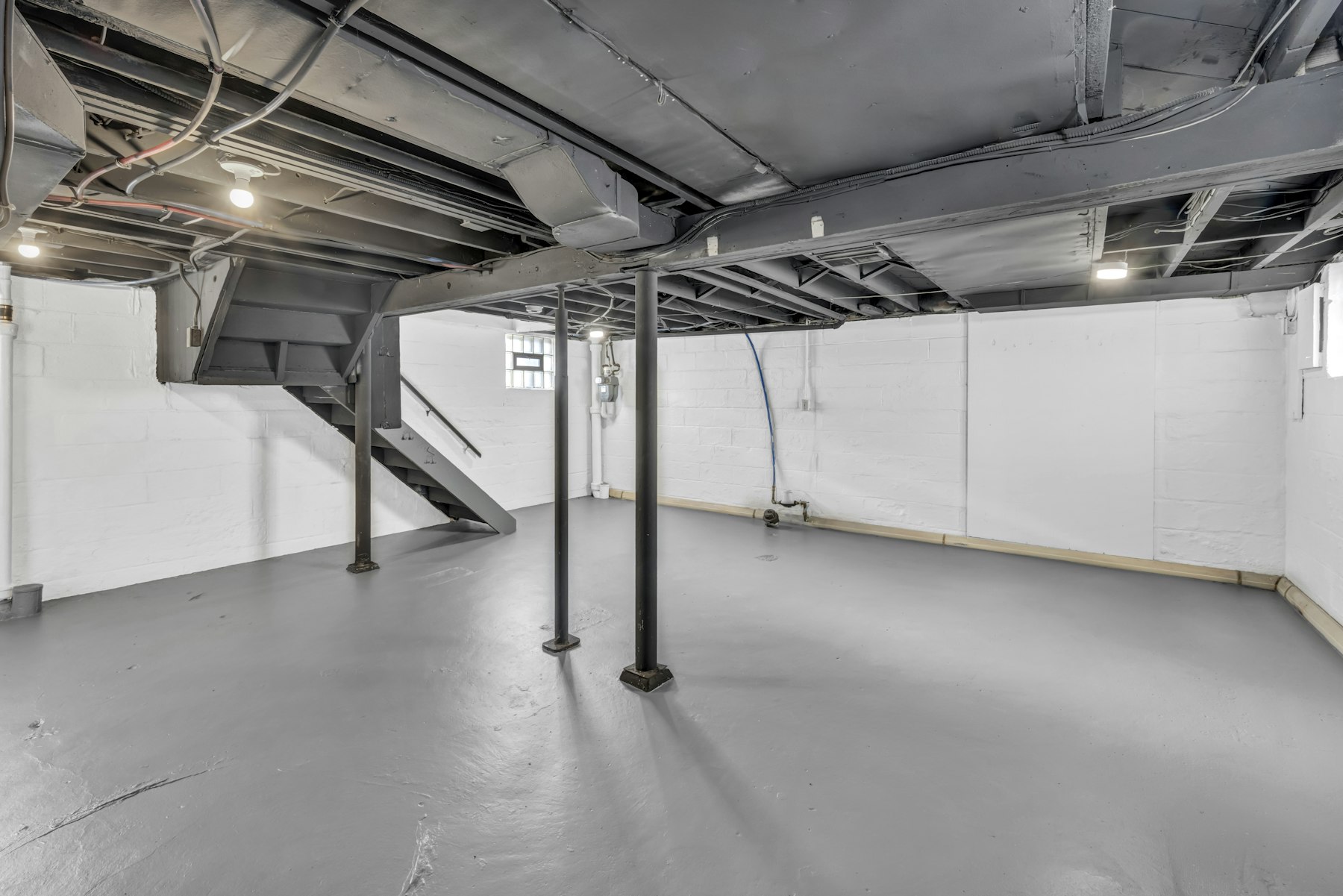 Dämmplatten an der Decke eines Kellers beim Kellerdecke dämmen