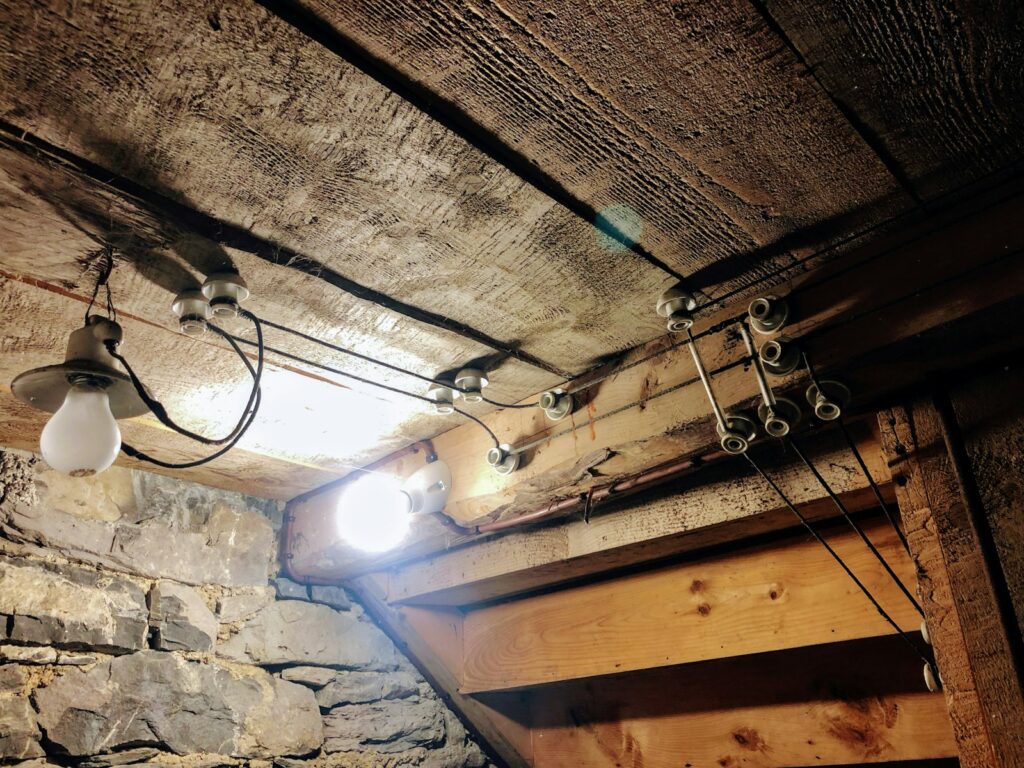 Kellerraum mit Holzdecke und Natursteinwand vor dem Kellerdecke dämmen