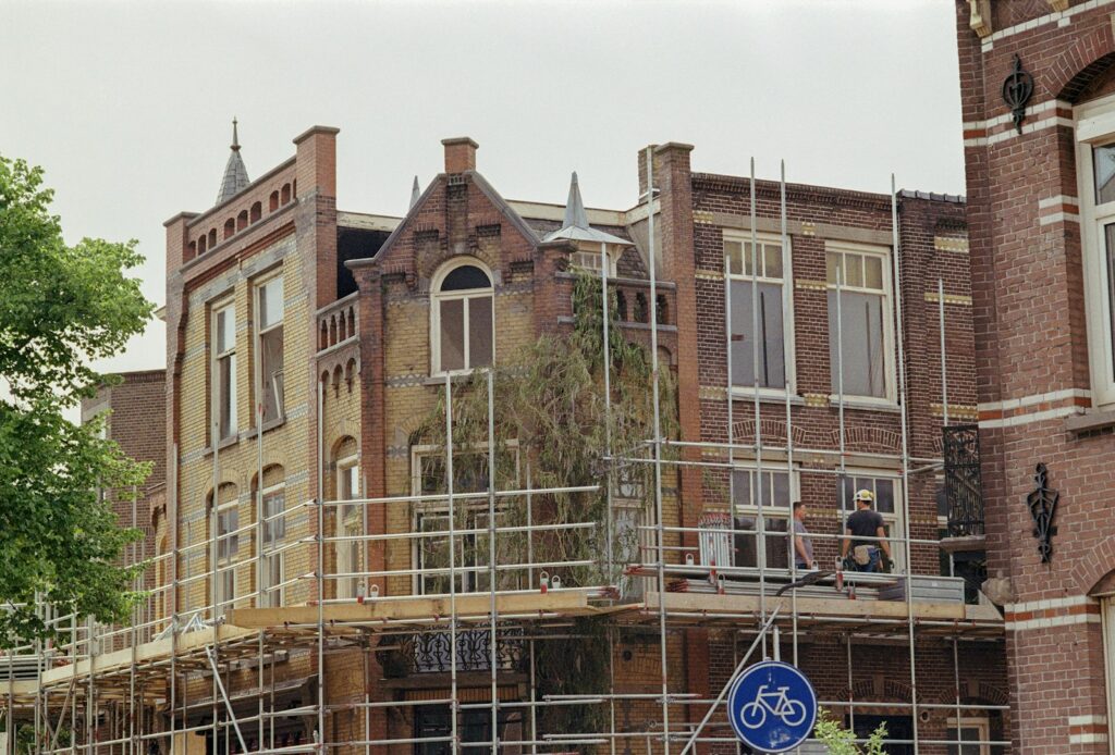 Mehrfamilienhaus mit Gerüst – Vorbereitung, um die Fassade zu dämmen