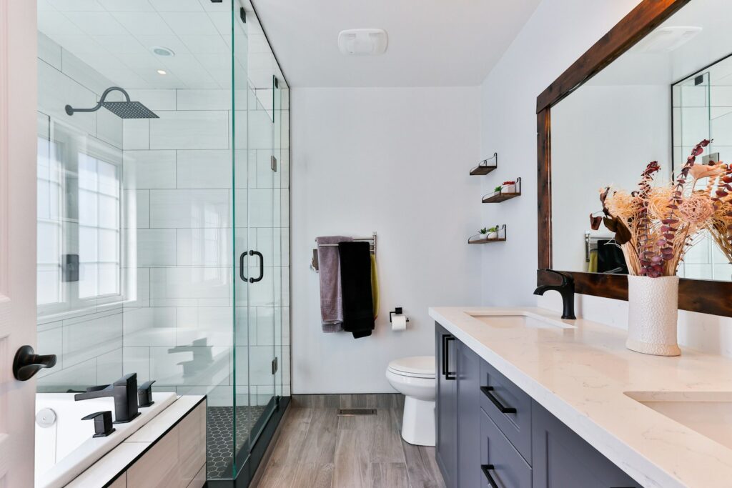 Modernes Bad mit Dusche und Waschtisch nach der Badsanierung