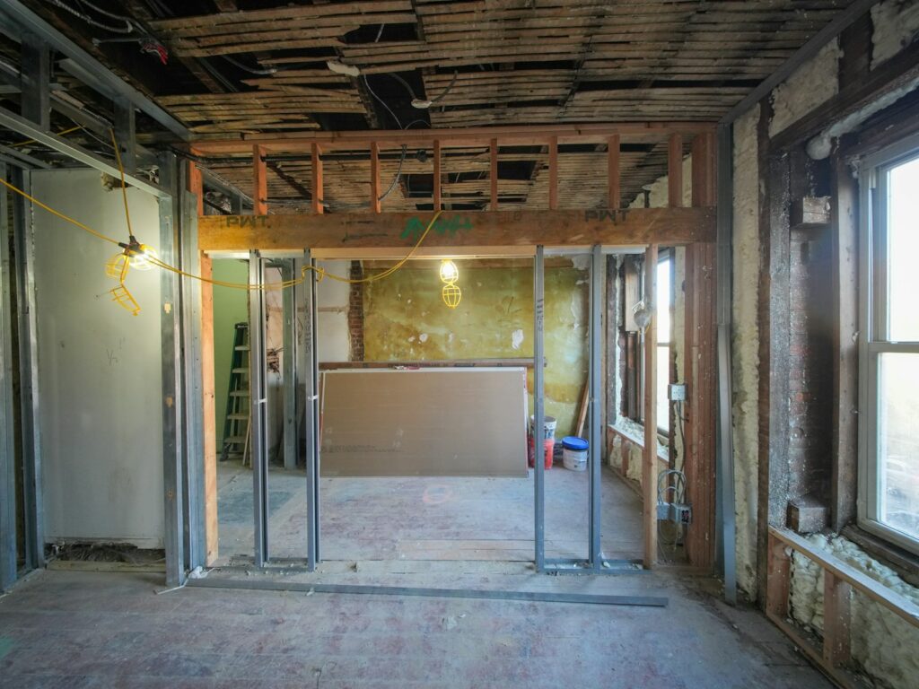 Raum im Umbau mit freiliegenden Metallprofilen für eine Trockenbauwand