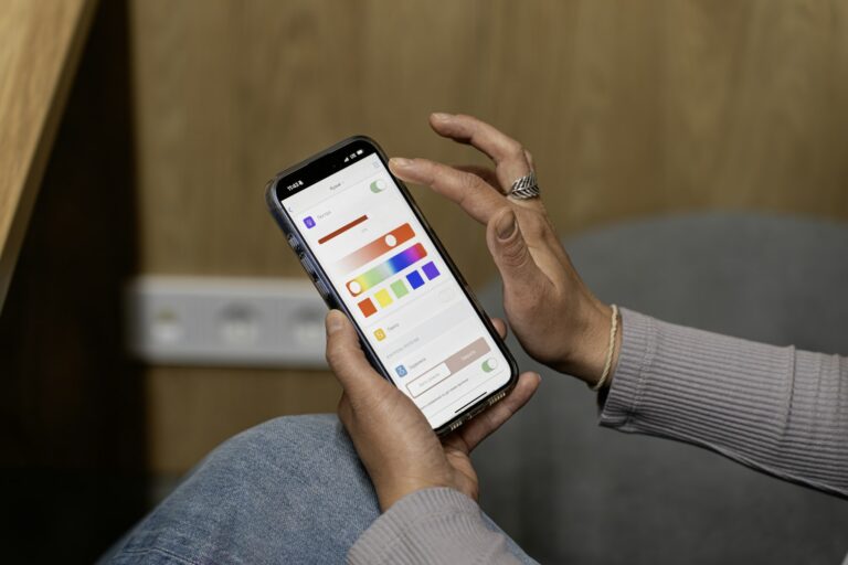 Smart Home Licht: smarte LED-Beleuchtung im Wohnraum per App gesteuert