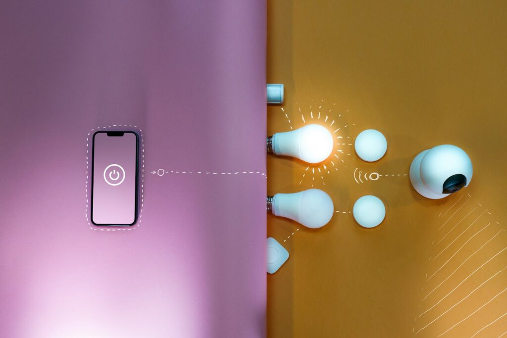 Smartphone steuert einen smarten Lichtschalter an der Wand – Smart Home Licht per App