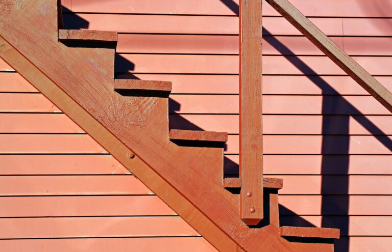 Renovierte Holztreppe im Flur – Treppe renovieren mit neuen Stufen