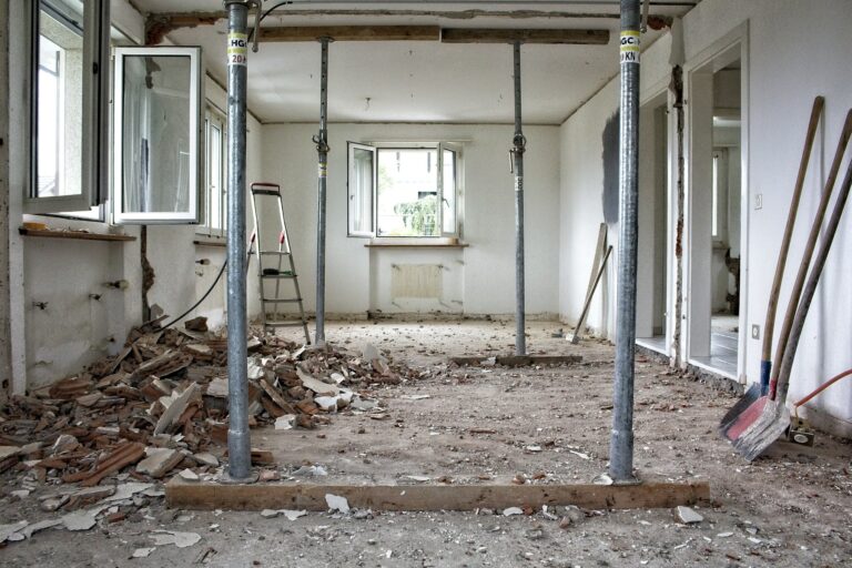 Altbau sanieren: Raum im Rohbauzustand mit Stützen, Schutt und Werkzeug auf dem Boden