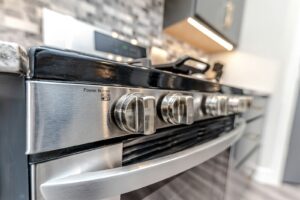 Backofen reinigen: Herd und Backofen in einer modernen Küche