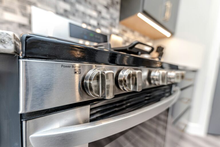 Backofen reinigen: Herd und Backofen in einer modernen Küche