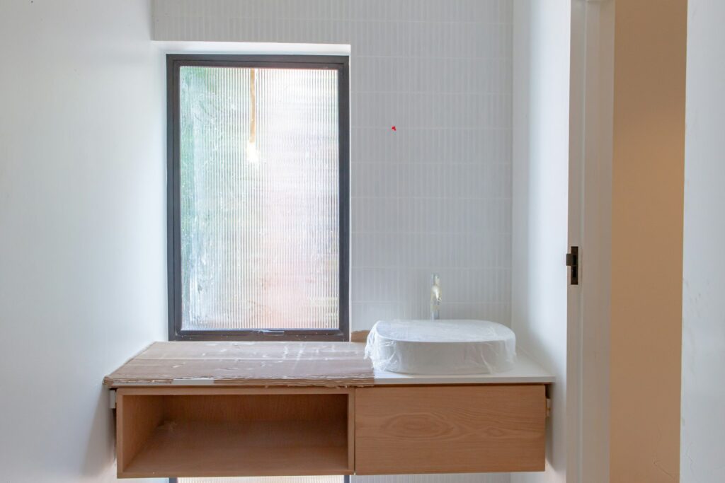 Badezimmer mit Waschbecken und Fenster – richtig lüften gegen Schimmel im Bad