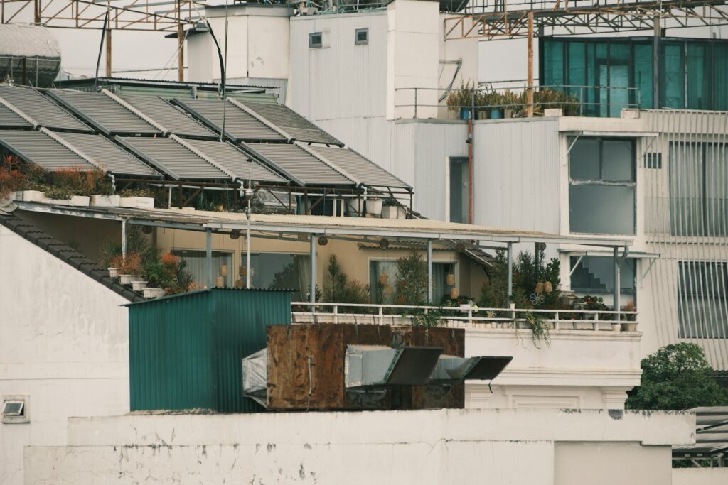 Balkonkraftwerk 2000 Watt mit Solarmodulen auf einer Dachterrasse
