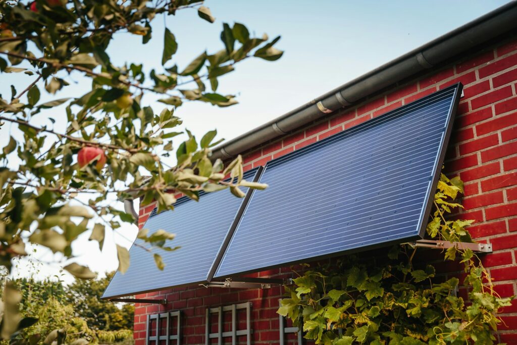 Balkonkraftwerk 2000 Watt: Solarmodule an einer Backsteinfassade