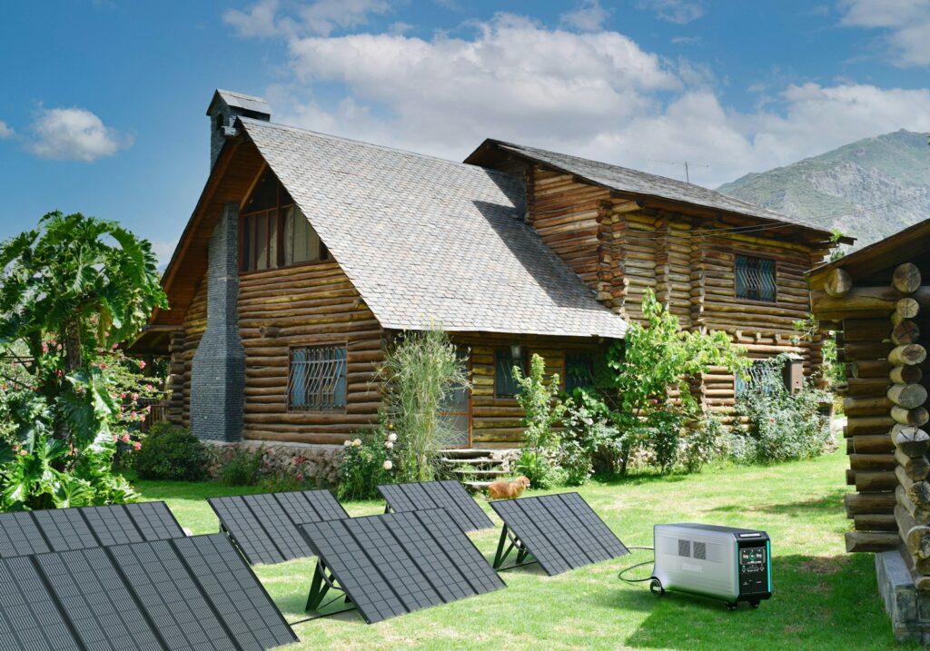 Balkonkraftwerk 800 Watt Ertrag: aufgeständerte Solarmodule im Garten vor einem Holzhaus
