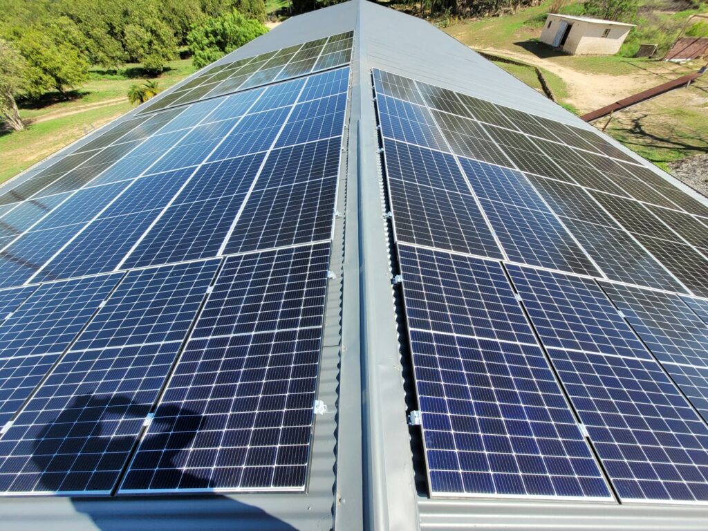 Balkonkraftwerk 800 Watt Ertrag: Solarmodule auf einem grauen Wellblechdach