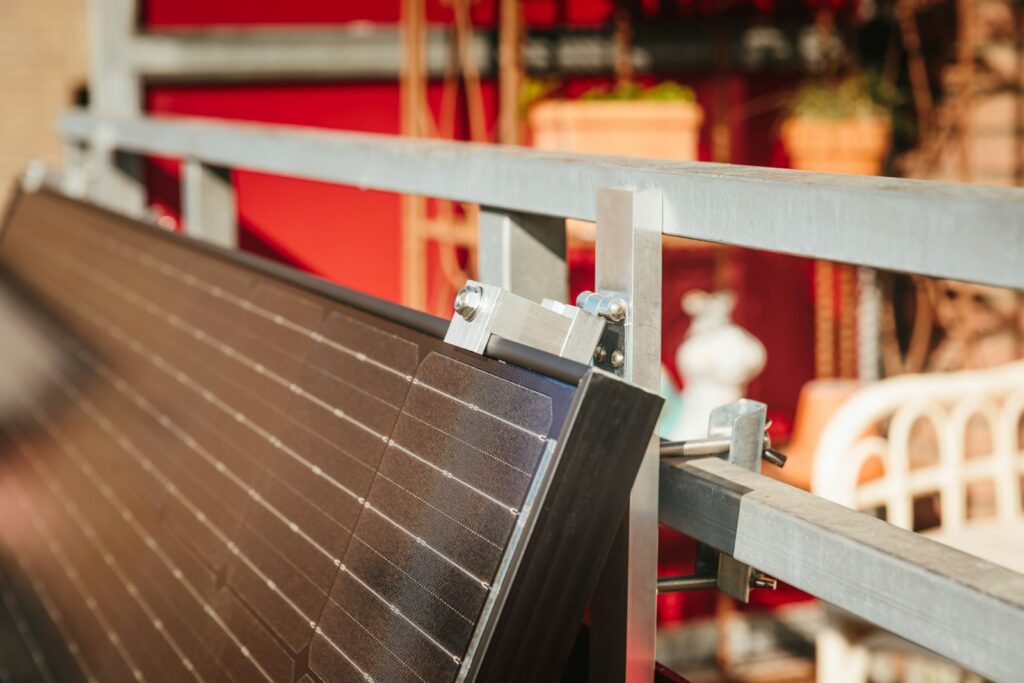 Balkonkraftwerk anmelden: Solarmodul wird auf einem Metallgestell montiert