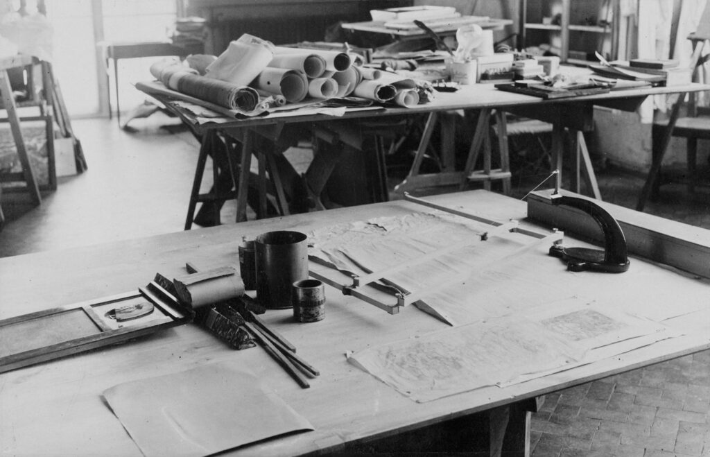 Bauantrag: Zeichentisch mit Bauplänen und Architektenwerkzeug