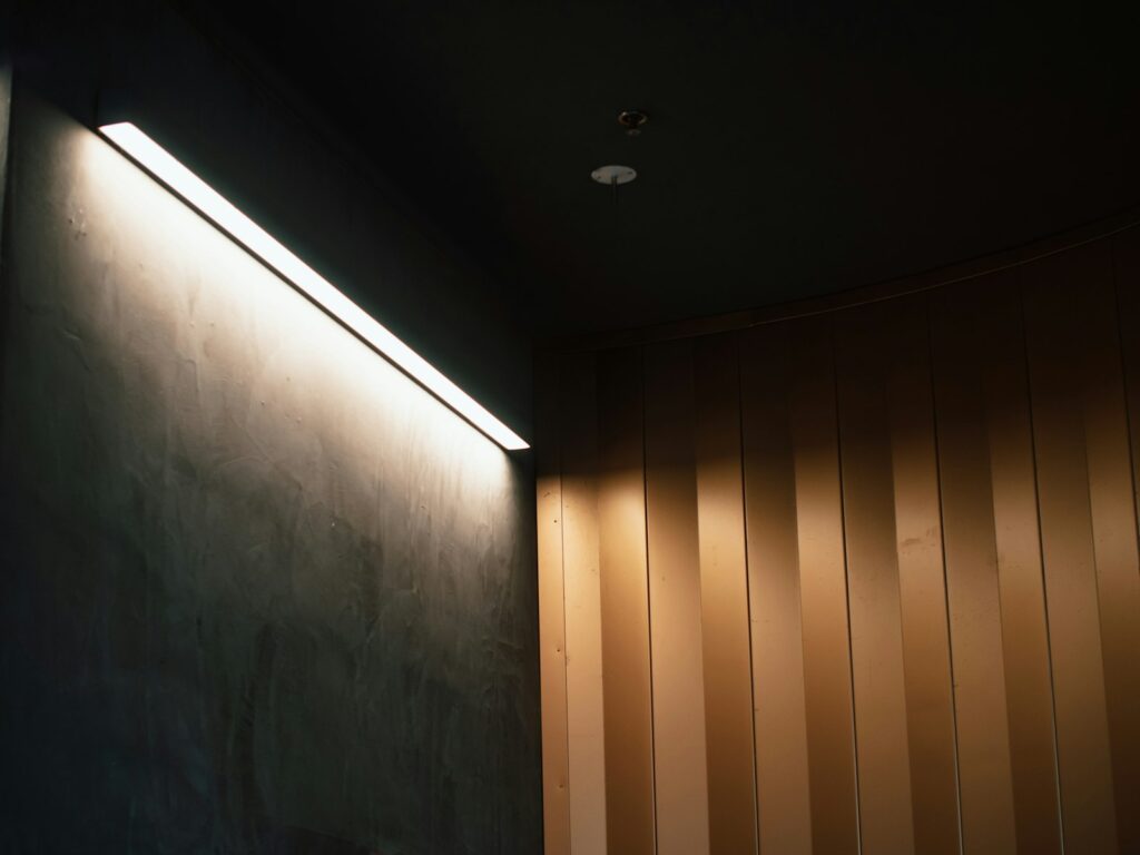 Beleuchtung im Wohnzimmer indirekt über eine helle Deckenfläche