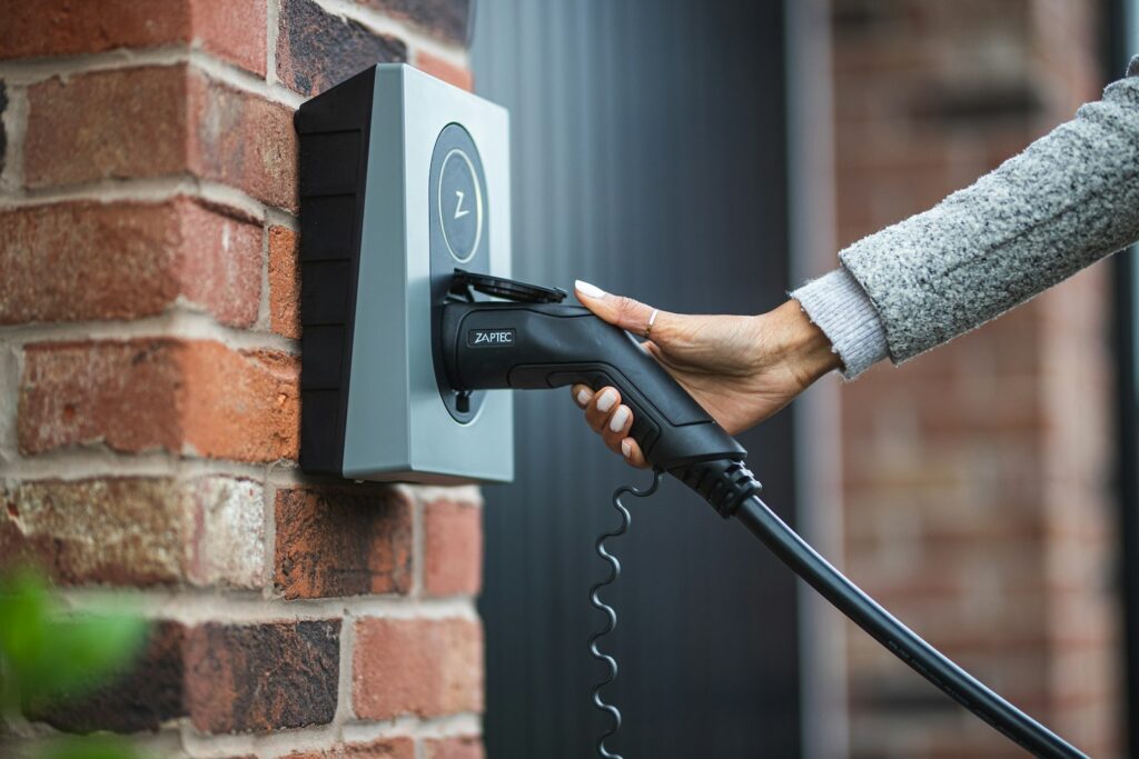Bidirektionales Laden: E-Auto wird an einer Wallbox am Haus geladen