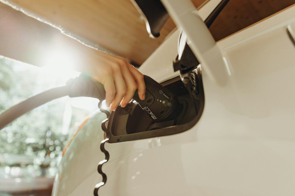 Bidirektionales Laden mit Ladekabel am weißen Elektroauto