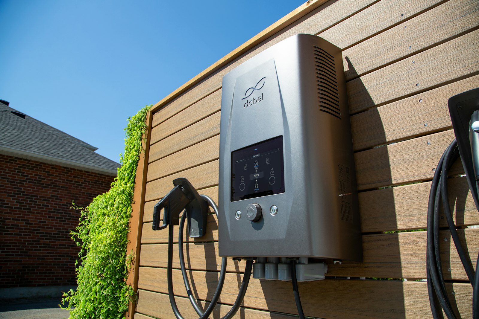 Bidirektionales Laden: Wallbox für E-Autos an einer Holzwand