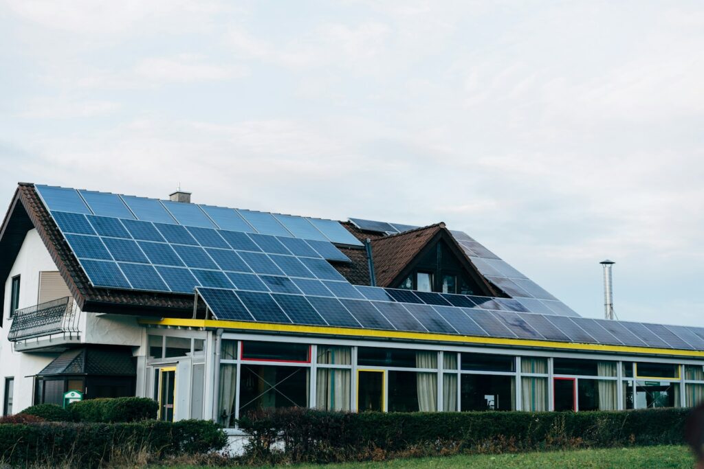 Einfamilienhaus mit Photovoltaikanlage auf dem Dach, ideal zum Batteriespeicher nachrüsten
