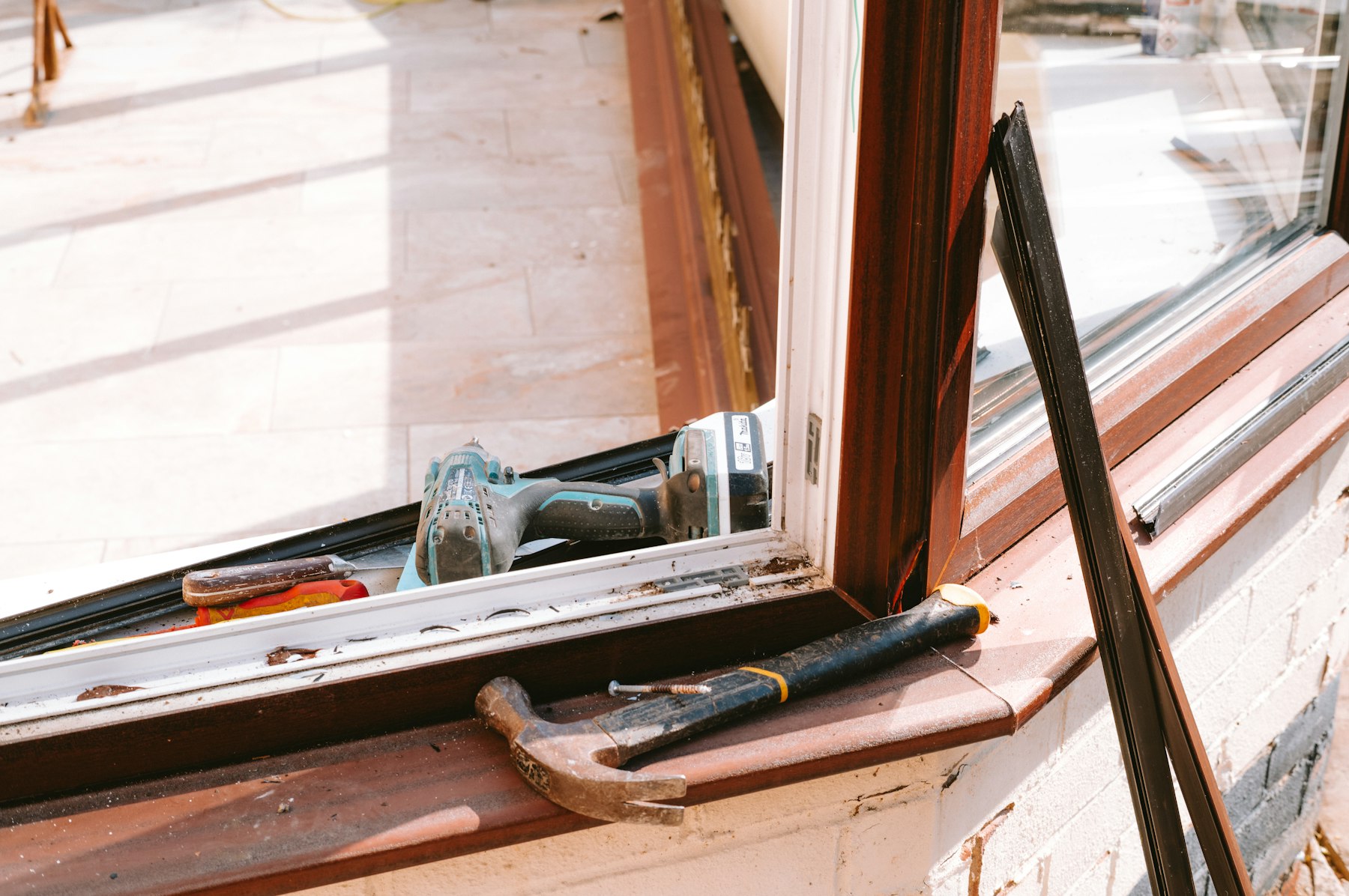 Handwerker beim Fenster tauschen an einem Wohnhaus