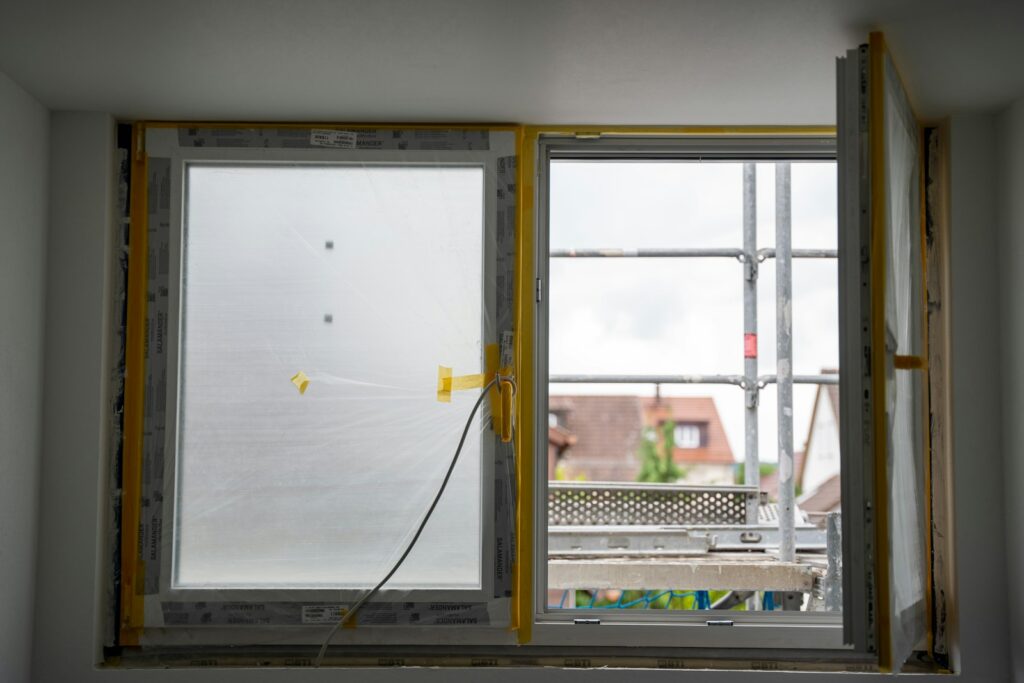 Geöffnetes Fenster mit Baustelle im Hintergrund beim Fenster tauschen