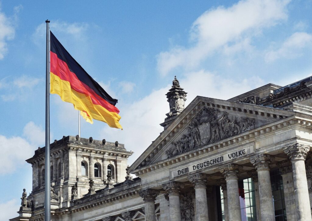 Grundsteuer verfassungswidrig: Deutschlandflagge über dem Reichstagsgebäude in Berlin