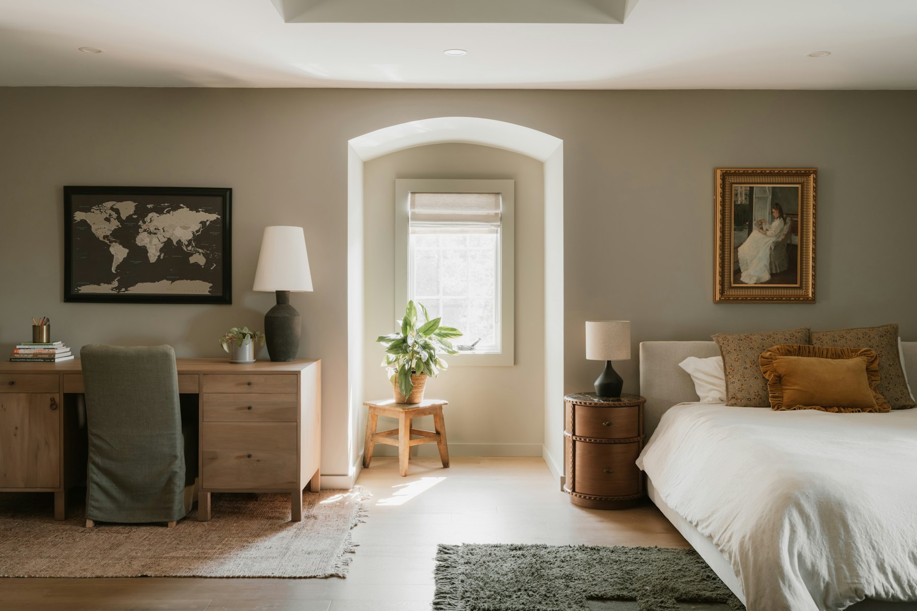 Homeoffice im Schlafzimmer mit Schreibtisch, Stuhl und Bett im Hintergrund