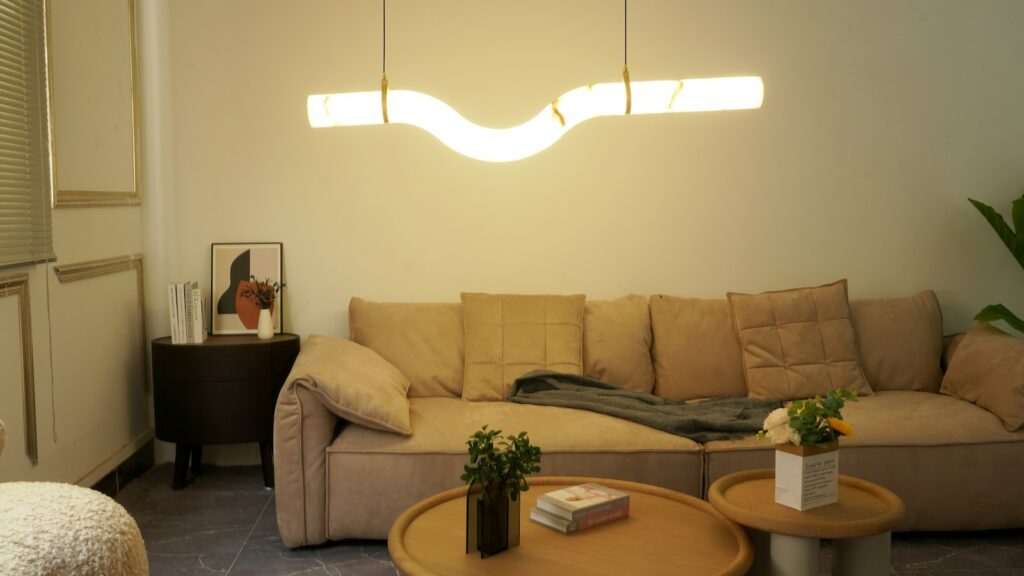 Indirekte Beleuchtung im Wohnzimmer mit warmem Licht über Sofa und Möbeln