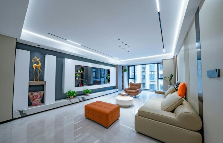 Indirekte Beleuchtung Wohnzimmer mit modernem Sofa und stimmungsvollem Ambientelicht