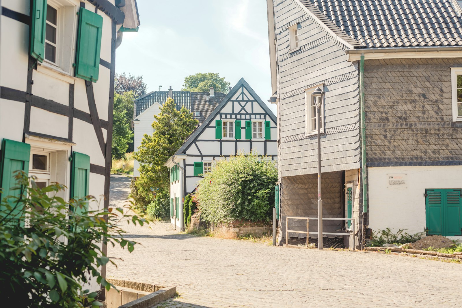 Innendämmung Kalziumsilikatplatten für Fachwerkhäuser mit grünen Fensterläden