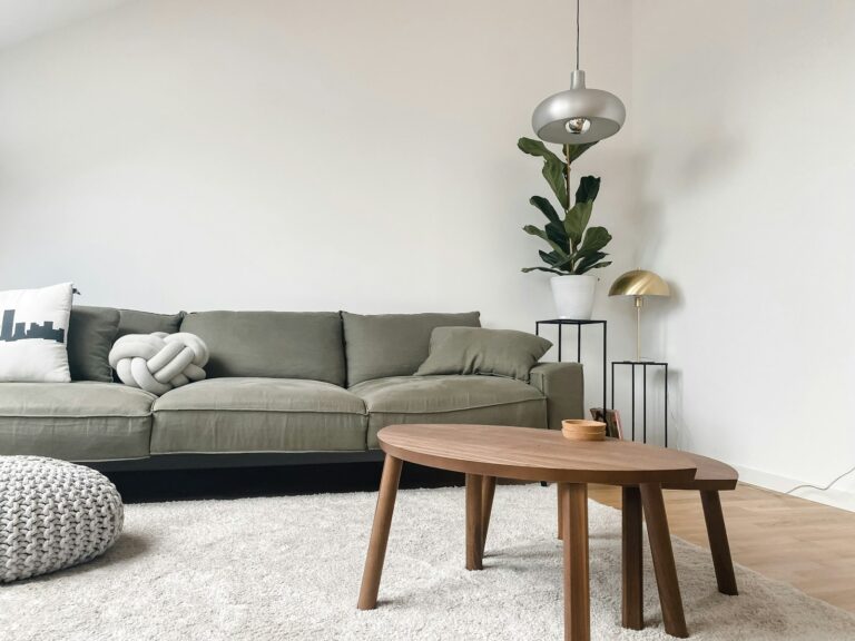 Japandi Stil im Wohnzimmer mit grauem Sofa und Couchtisch aus Holz