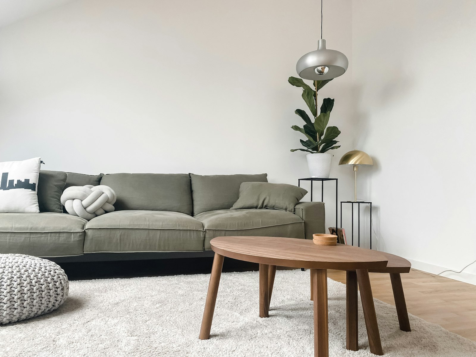 Japandi Stil im Wohnzimmer mit grauem Sofa und Couchtisch aus Holz
