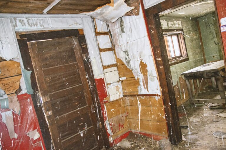 Kernsanierung: abgerissener Innenraum eines Hauses während der Umbauarbeiten