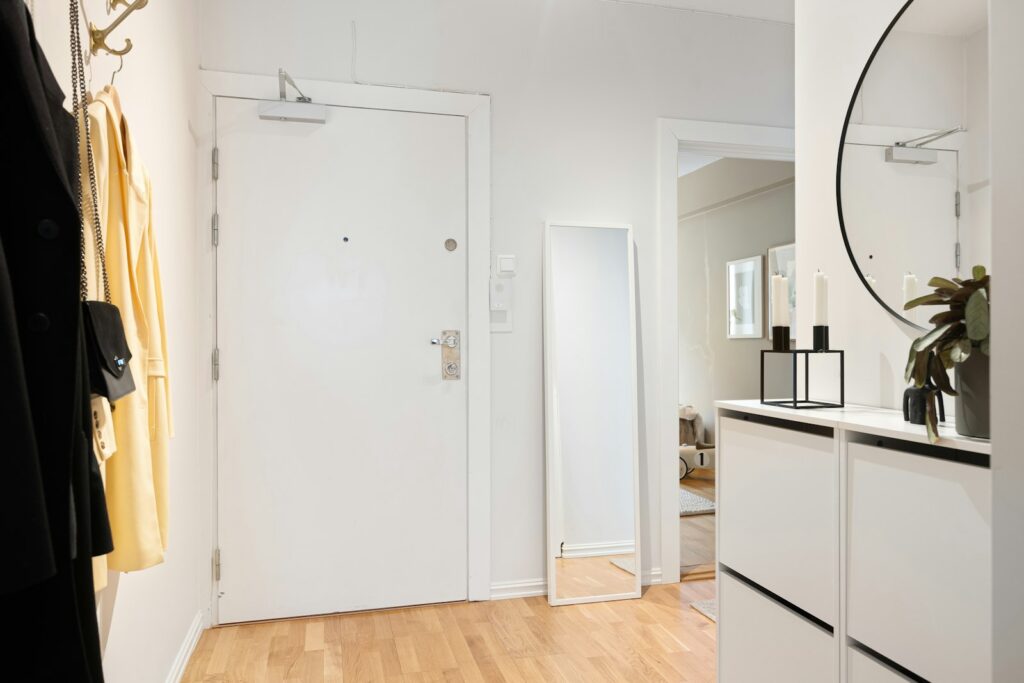 Kleine Räume einrichten mit Spiegel und Garderobe: weißer Einbauschrank mit Spiegelfront