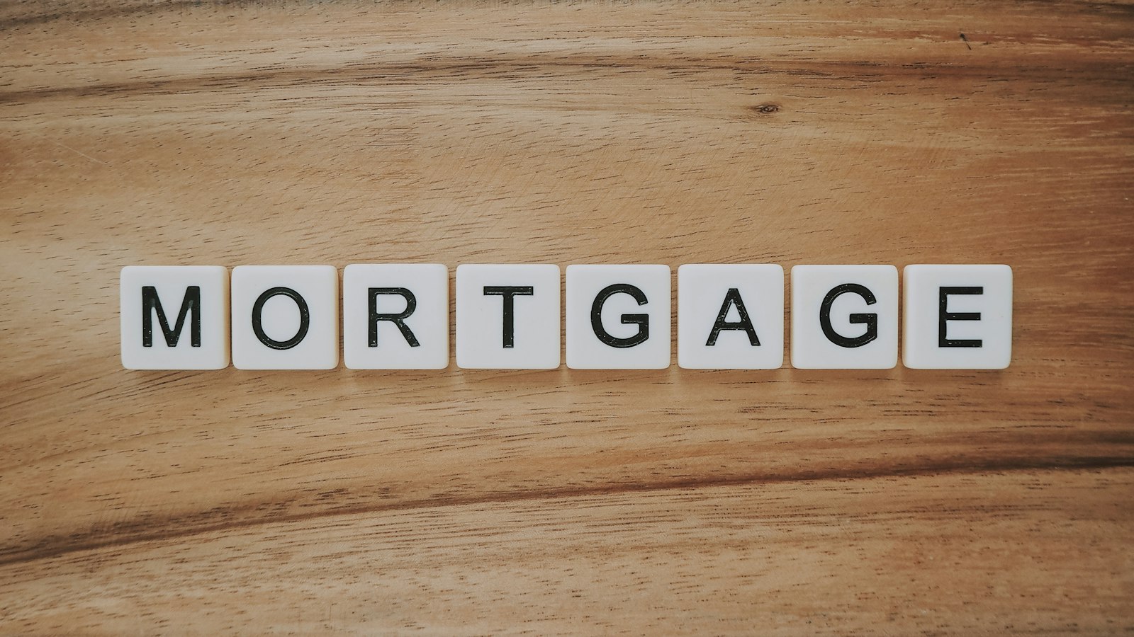 Löschungsantrag Grundbuch: Scrabble-Steine bilden das Wort Mortgage