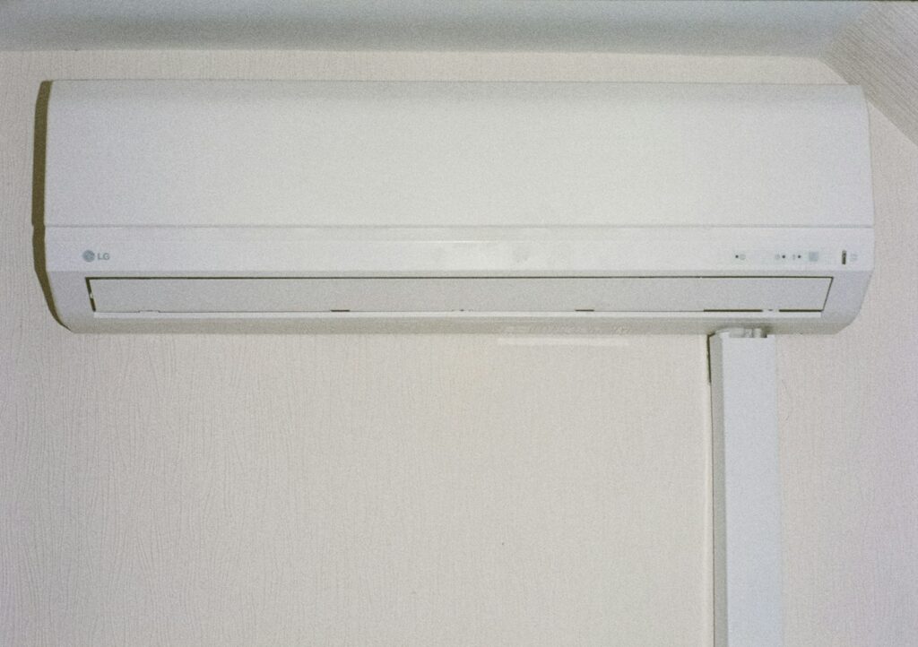Luft-Luft-Wärmepumpe Altbau: weißes Split-Innengerät an einer Zimmerwand