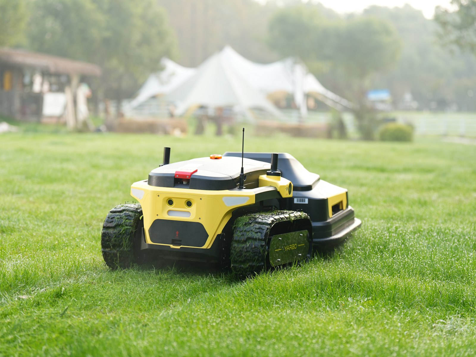 Mähroboter ohne Begrenzungskabel mäht den Rasen in einem Garten