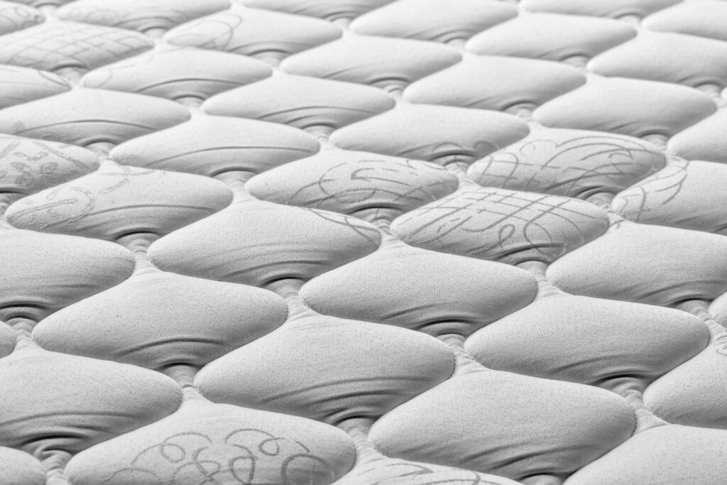 Matratze reinigen und trocknen: frisch bezogene Matratze im Schlafzimmer