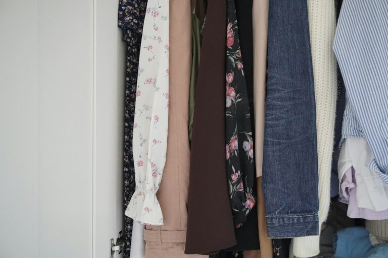 Motten Kleiderschrank: Kleidung hängt ordentlich in einem Schrank