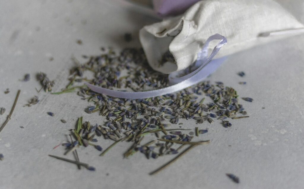 Motten im Kleiderschrank vorbeugen: Stoffsäckchen mit getrocknetem Lavendel