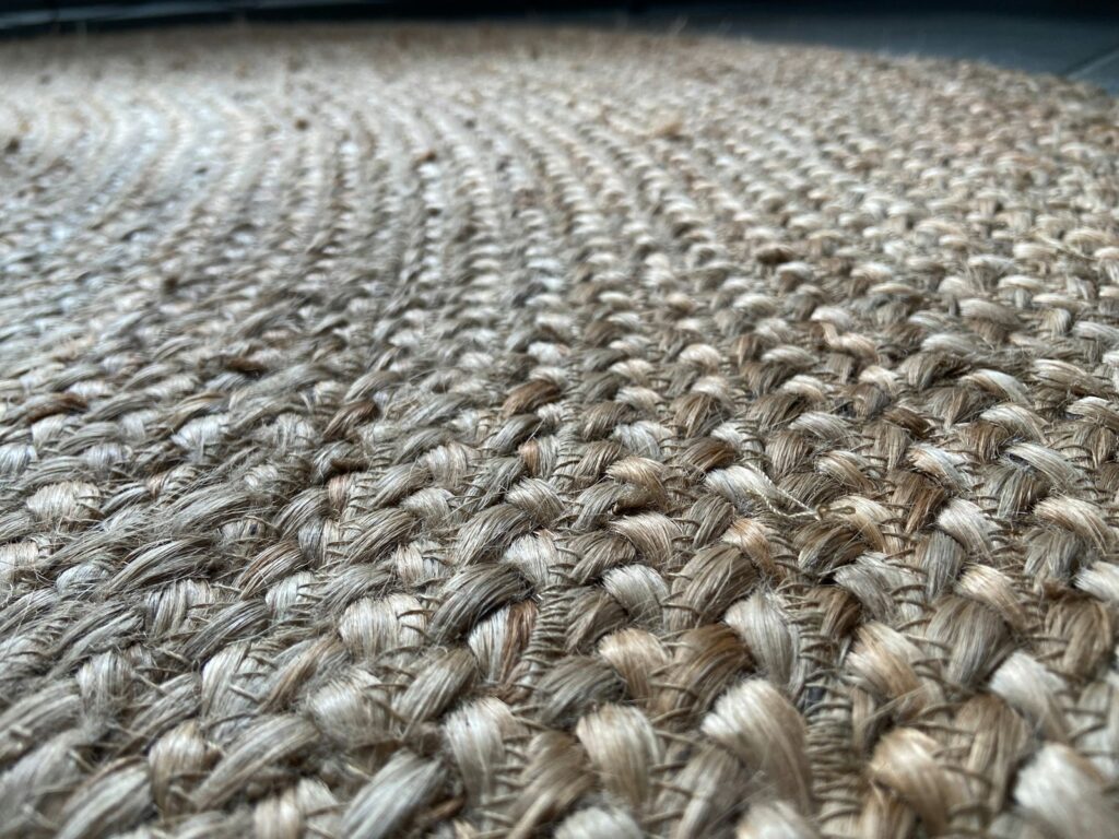 Nahaufnahme eines gewebten Teppichs aus Naturfaser mit Struktur
