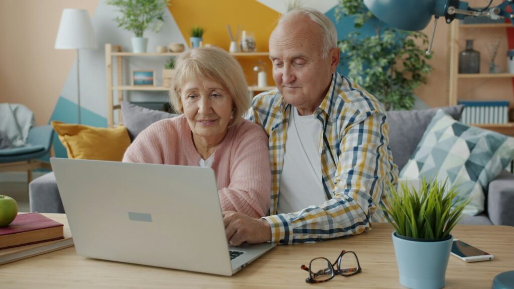 Nießbrauch oder Wohnrecht: älteres Paar schaut gemeinsam auf einen Laptop