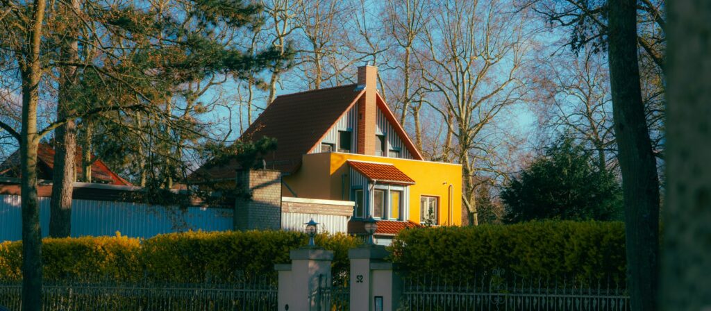 Nießbrauch oder Wohnrecht: gelbes Einfamilienhaus mit rotem Dach