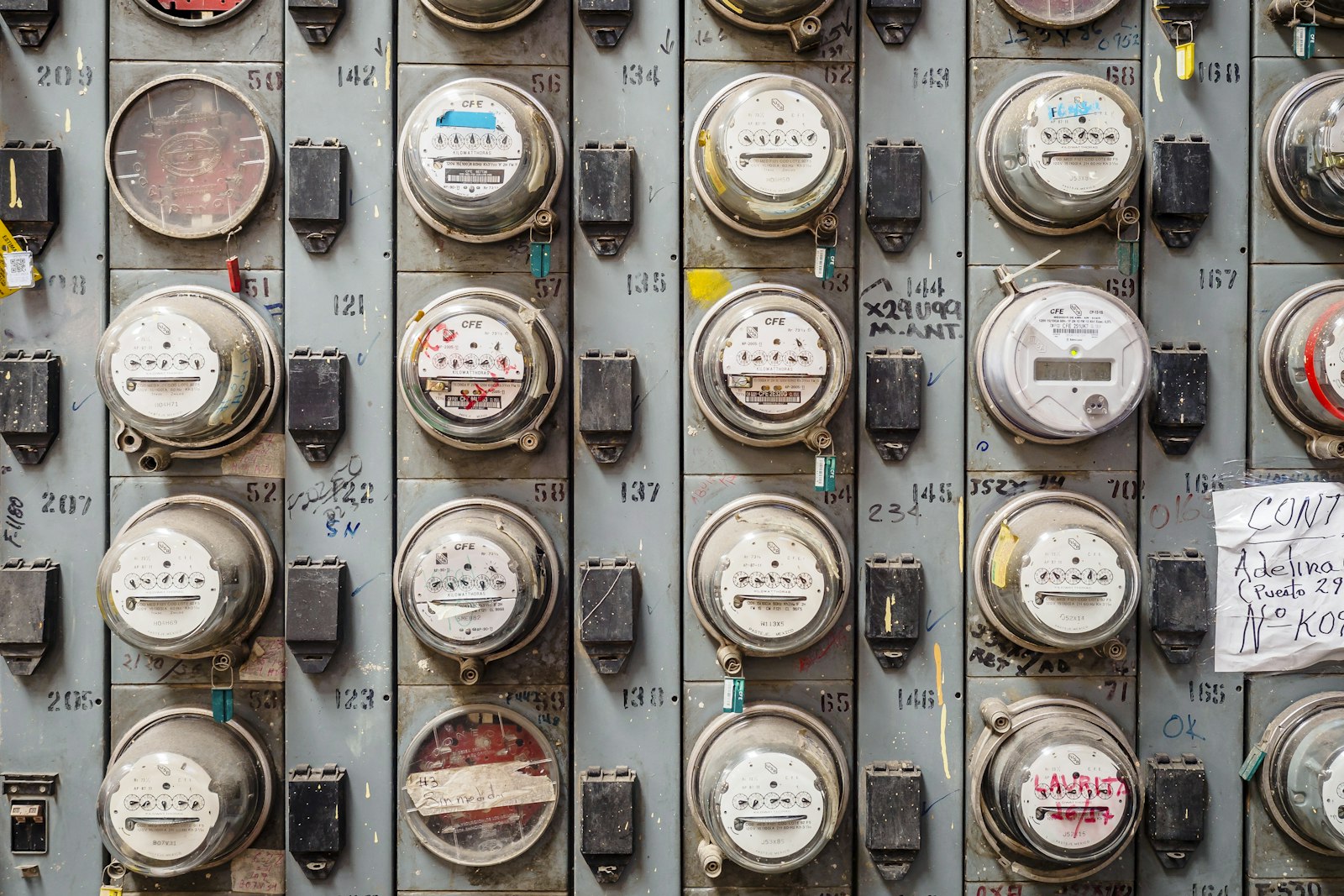 Smart Meter Gateway nachrüsten: digitaler Stromzähler an der Wand
