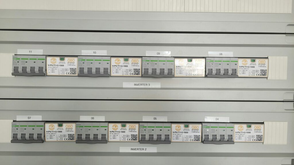 Smart Meter Gateway nachrüsten: Sicherungsautomaten in zwei Reihen in einem Zählerschrank