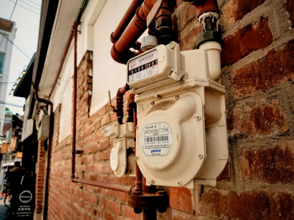 Smart Meter Pflicht: digitaler Stromzähler in beigem Gehäuse